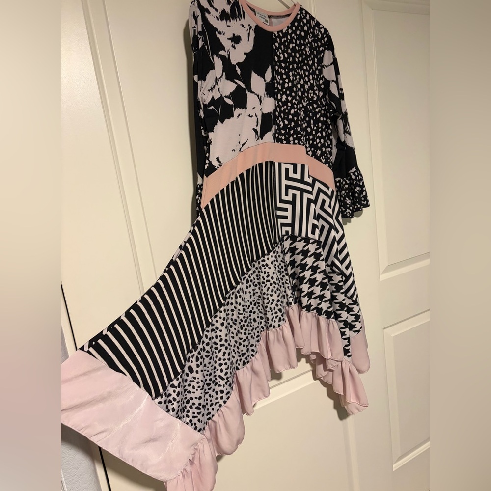 🖤🤍Black, white and Pink Patterned Dress🖤🤍 - Picture 5 of 7